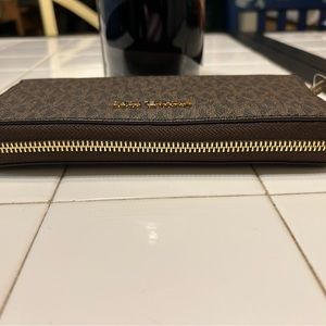 NWT Michael Kors Jet Set Travel, Brown Large Travel Continental Wallet